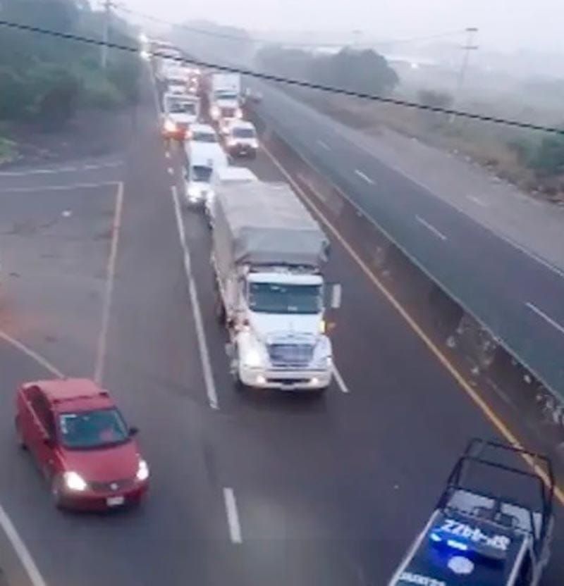 ¡COLISIONAN DOS CAMIONES DE CARGA Y UNO QUEDÓ VOLCADO!