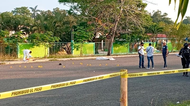 ¡MATAN A TRABAJADOR DE CFE! - PISTOLERO LE DISPARO A QUEMARROPA AFUERA DE UNA ESCUELA EN TUXPAN