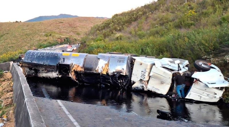 ¡VOLCÓ TRÁILER CISTERNA CON COMBUSTÓLEO EN LAS CUMBRES DE MALTRATA!
