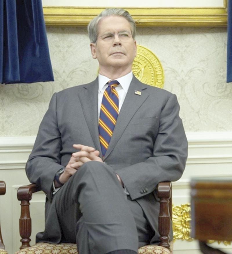 ¡RECORTARÁ EL TESORO LOS BENEFICIOS A MIGRANTES SIN PAPELES: BESSENT!