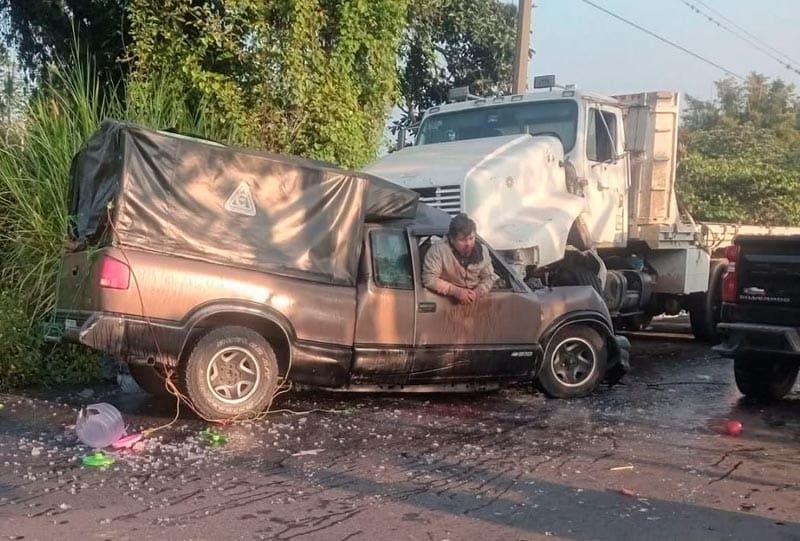 ¡DOS MUERTOS Y 3 HERIDOS EN MORTAL ENCONTRONAZO! - CHOCO CAMIONETA CONTRA CAMION DE CARGA EN LA CARRETERA TLAPACOYAN–ATZALAN