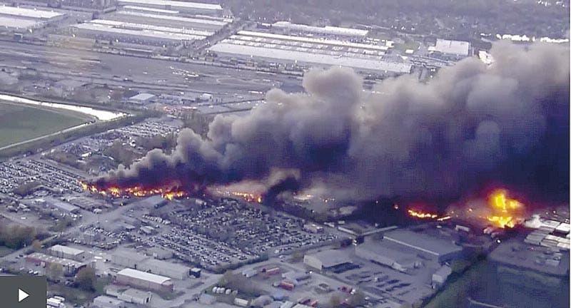 ¡FUERON 11 MUERTOS AL ESTRELLARSE EL AVIÓN DE CARGA MIENTRAS DESPEGABA!