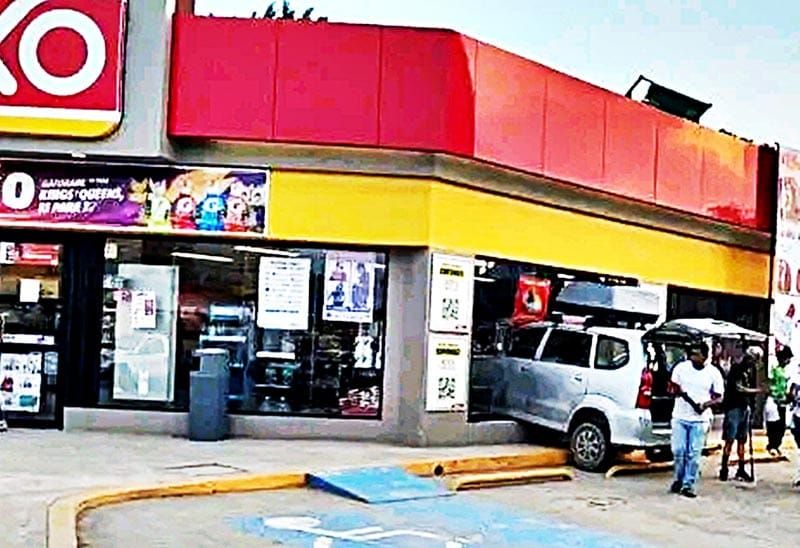 ¡ABUELITO ACELERÓ Y METIÓ LA CAMIONETA AL OXXO!