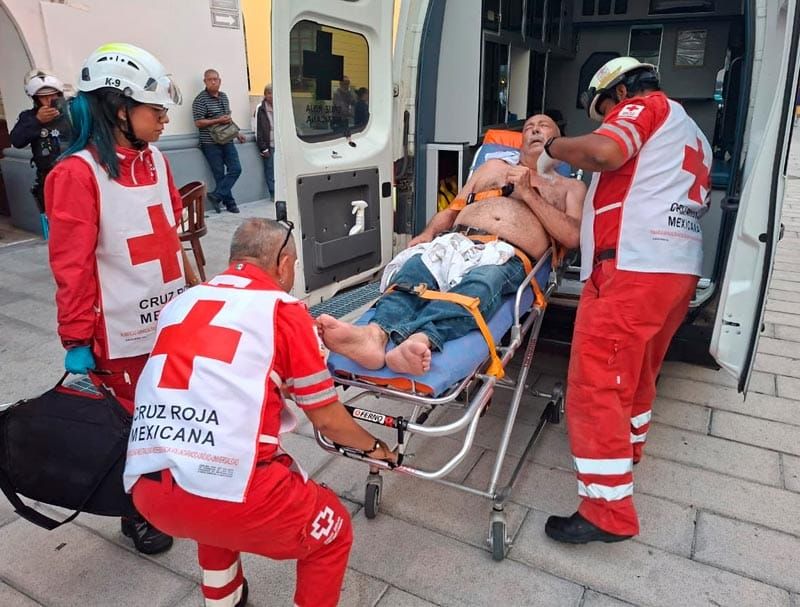 ¡ABUELITO CONVULSIONÓ FRENTE AL ZÓCALO!