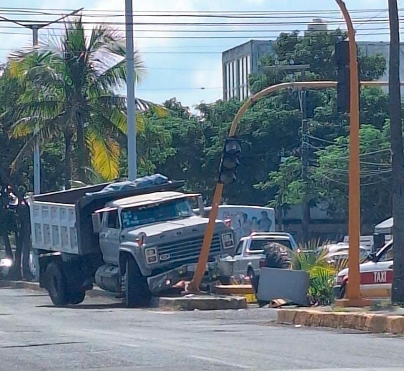 ¡POR CAER EN UN BACHE VOLTEO SE IMPACTÓ CONTRA PALMERA Y UN SEMÁFORO!