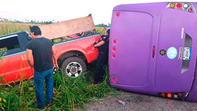¡AUTOBÚS VOLCADO IMPACTADO POR CAMIONETA CON COCOS!