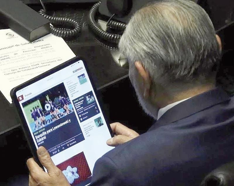 ¡CAPTAN OTRA VEZ A ADÁN VIENDO DEPORTES; RETIRAN A FOTÓGRAFOS!