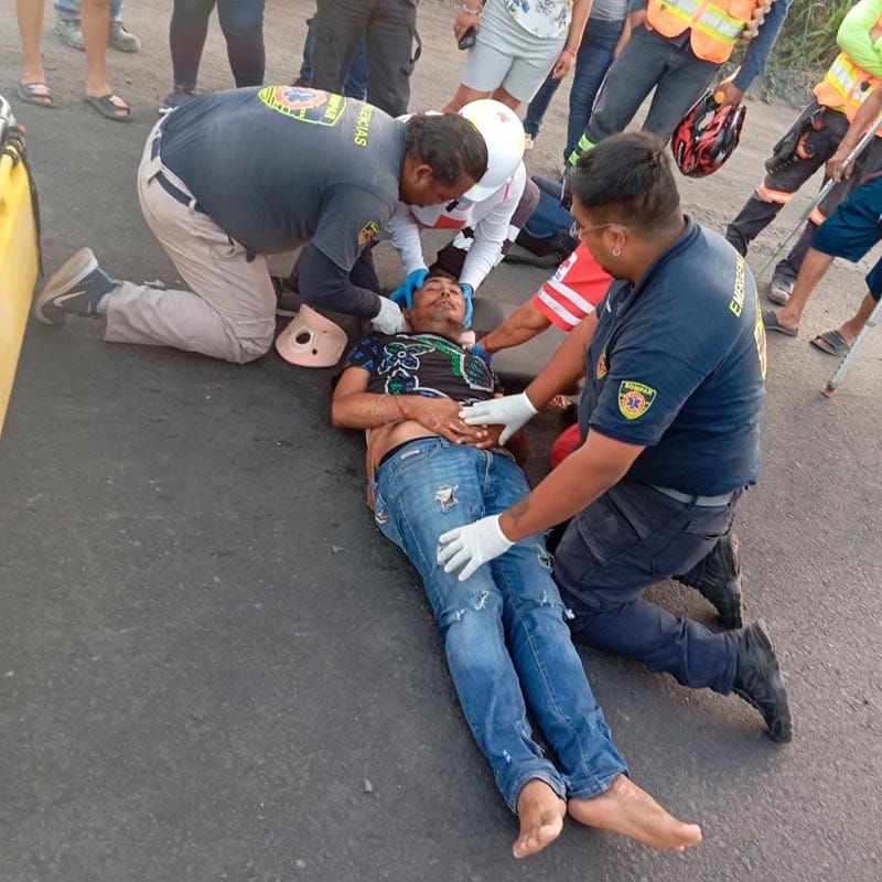 ¡MOTO-TAXI TERMINA VOLTEADO EN ‘TORTAZO’!