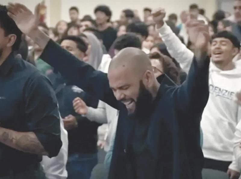 ¡PASA DANI ALVES DE AGRESOR SEXUAL A PREDICADOR EN IGLESIA!