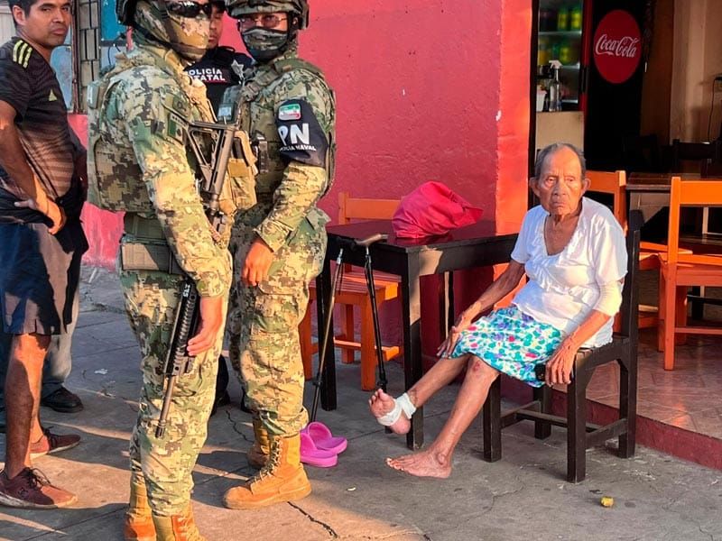 ¡ABUELITA ACABA GOLPEADA POR EMPUJÓN DE CAMIÓN ‘BOLÍVAR’!