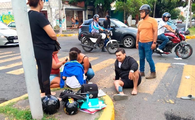 ¡PADRE E HIJO SALEN VOLANDO DE LA MOTO!
