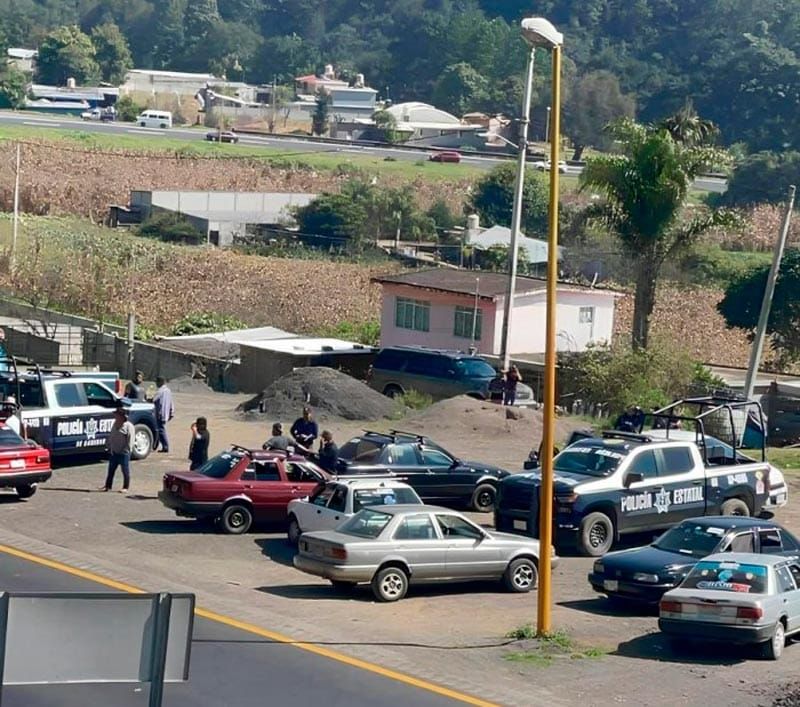 ¡ATACAN A LA POLICÍA ESTATAL, MATAN A UNO Y ROBAN SUS ARMAS! - TRAKA TRAKA EN MALTRATA