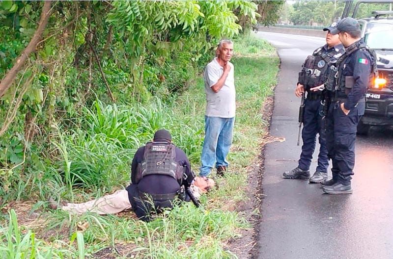 ¡SE LE ACABÓ LA CARRETERA Y ATERRIZÓ EN EL MONTE!