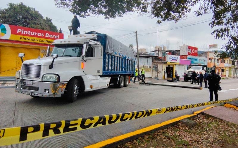 ¡TORTON DERRIBA UN POSTE DE TELMEX EN ORIZABA!