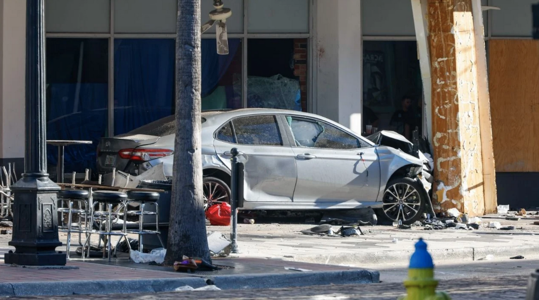 ¡CONDUCTOR QUE HUÍA DE LA POLICÍA CHOCA CONTRA BAR EN FLORIDA: CUATRO MUERTOS Y 11 HERIDOS!