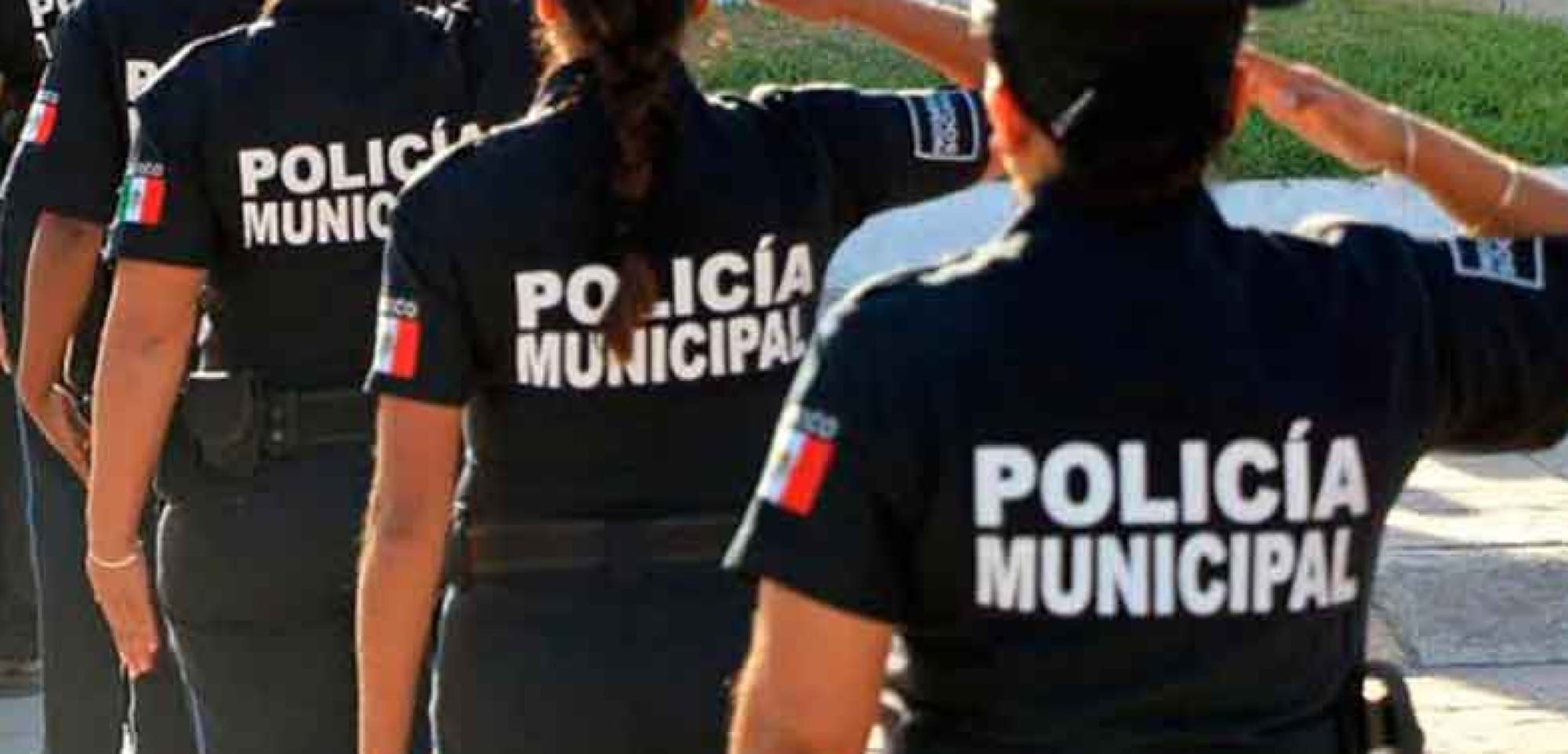 ¡VÁNDALOS ROMPEN CRISTAL PARA ASALTAR UN OXXO DE TARIMOYA!