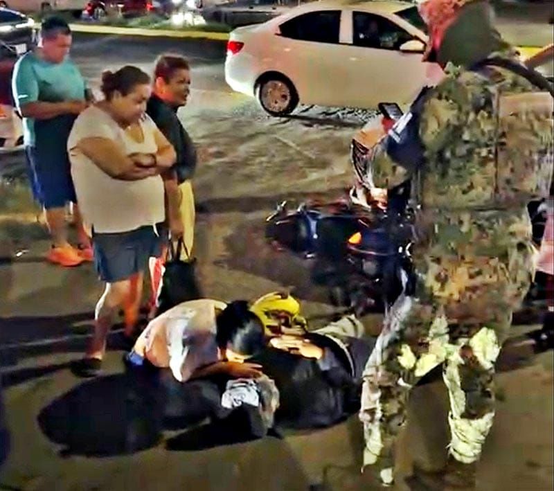 ¡CAMIONETA IMPACTA A MOTOCICLISTA FRENTE A PLAZA LAGUNA!