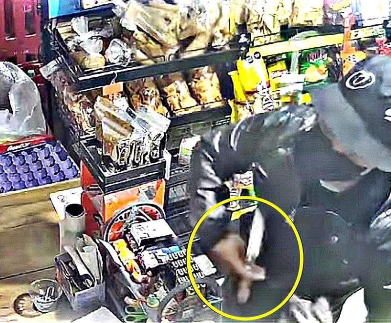 ¡VÁNDALO CON CUCHILLO CEBOLLERO ASALTÓ UN MINISÚPER!