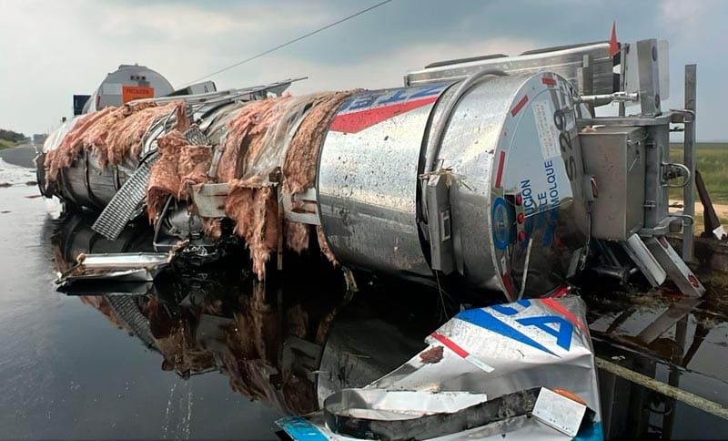 ¡PIPA VOLCÓ Y DERRAMÓ MILES DE LITROS DE COMBUSTIBLE!