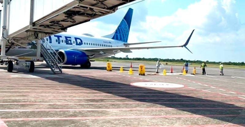 ¡FUGA DE TURBOSINA EN AVIÓN DE UNITED!