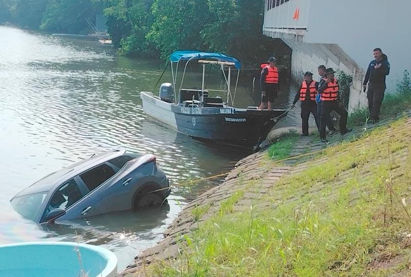 ¡SE METE A NADAR CON TODO Y CAMIONETA AL RÍO JAMAPA!