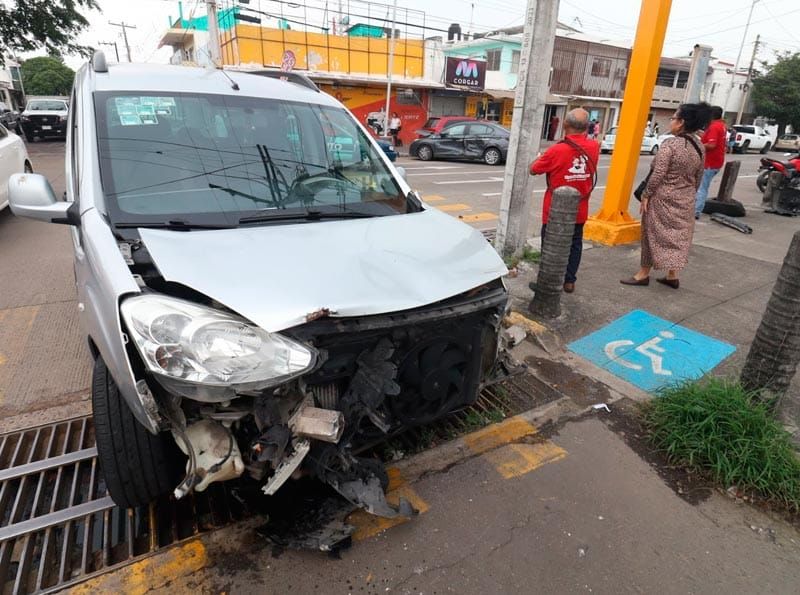 ¡CONDUCTORA PROVOCA CARAMBOLITA!