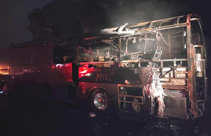 ¡AUTOBÚS TURÍSTICO SE CHAMUSCÓ EN LA AUTOPISTA!