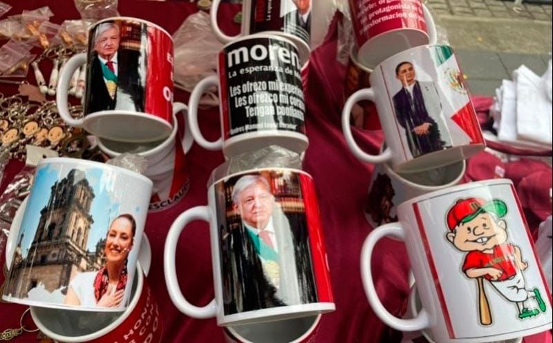 ¡MORENA TRAJO SUS PUESTOS AMBULANTES! - *Solo les faltó el nuevo libro de  AMLO  ”Grandezas”