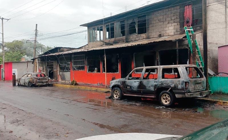 ¡FUEGO ARRASÓ CON DOS NEGOCIOS Y CINCO VEHÍCULOS EN PASO DEL TORO!