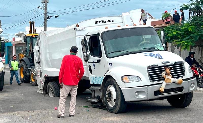 ¡SE HUNDE CAMIÓN DE LA BASURA EN CHIQUI SOCAVÓN!