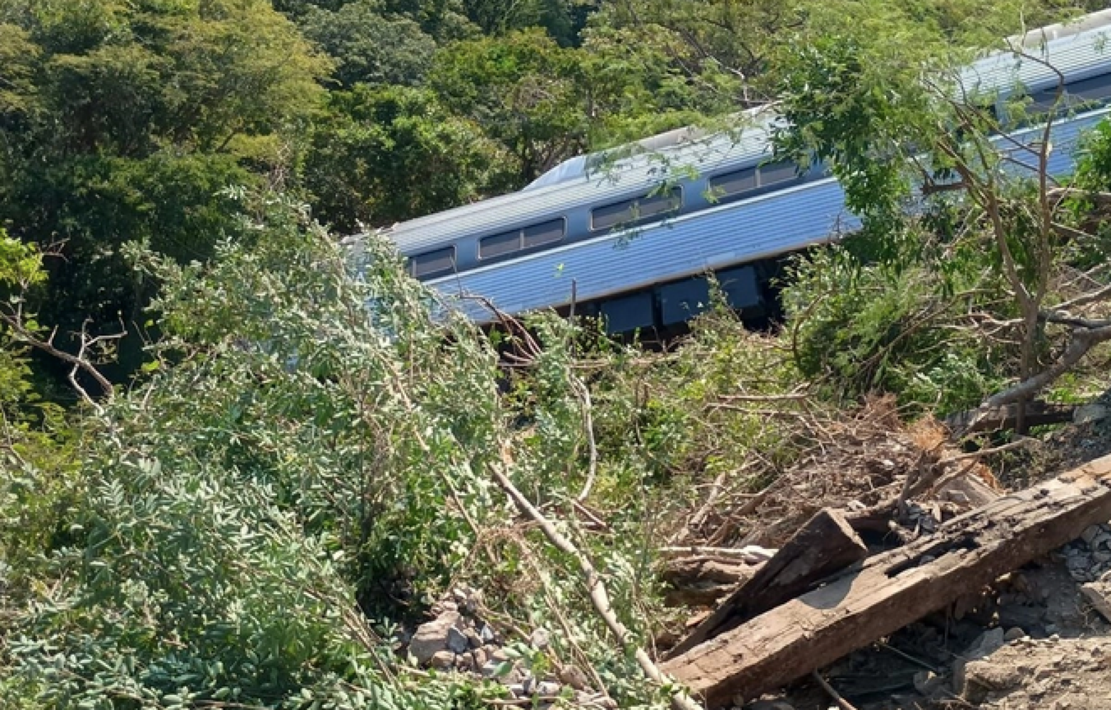 SE VUELVE A "SALIR DE LA VÍA" TREN TRANSÍSMICO! En Oaxaca