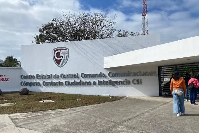 ¡CAOS POR FALLAS EN EL SISTEMA DE LICENCIAS; FILAS NO AVANZAN EN C5i! *Y SE VAN A LAS 4