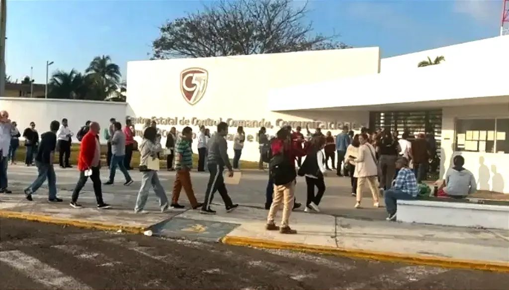 ¡NAHLE LLEGA AL C5i; PERSISTEN LARGAS FILAS PARA LICENCIAS!