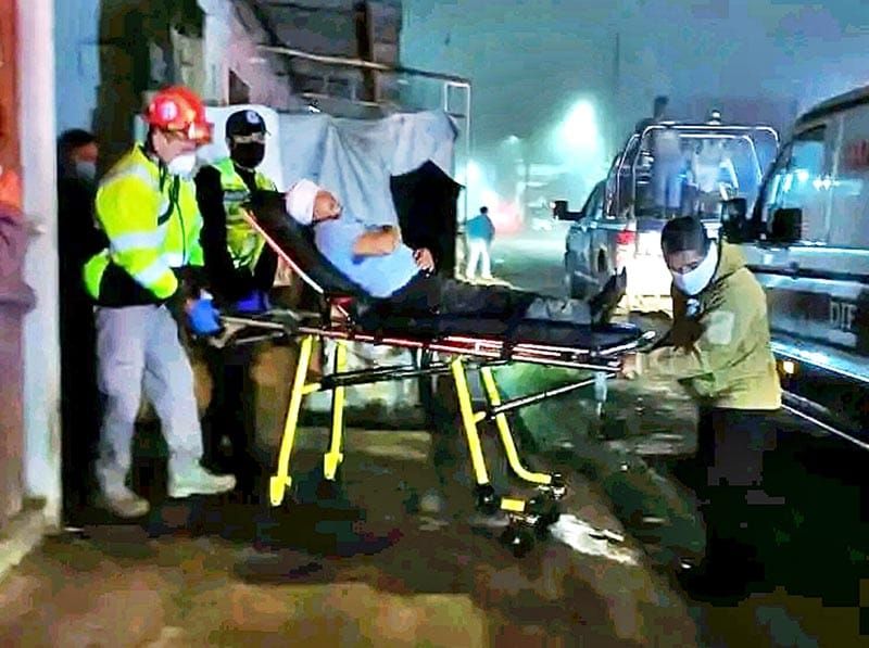 ¡HOMBRE APUÑALADO EN PECHO Y CABEZA EN SANGRIENTA RIÑA!