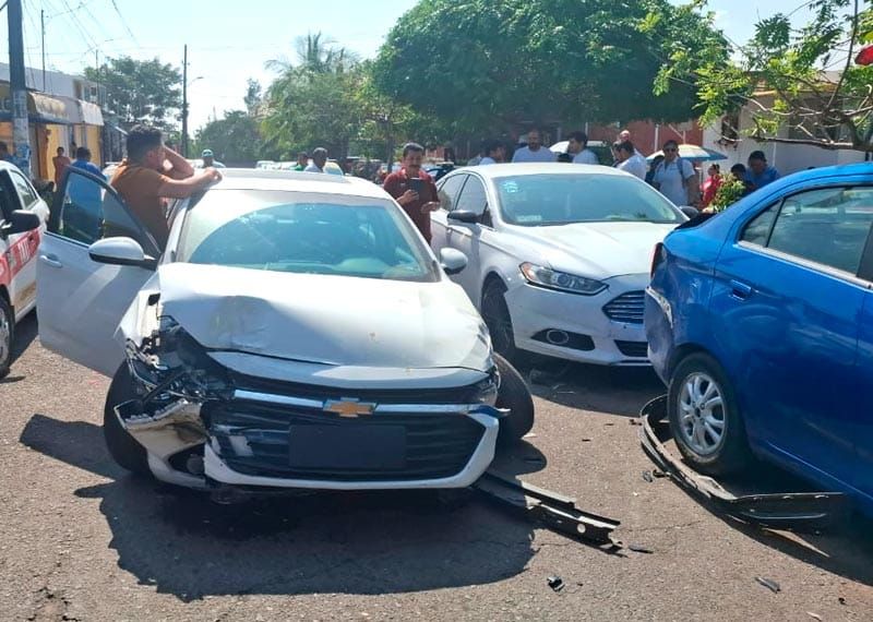 ¡“CARRITO CHOCÓN” SE IMPACTÓ CONTRA VEHÍCULOS ESTACIONADOS!