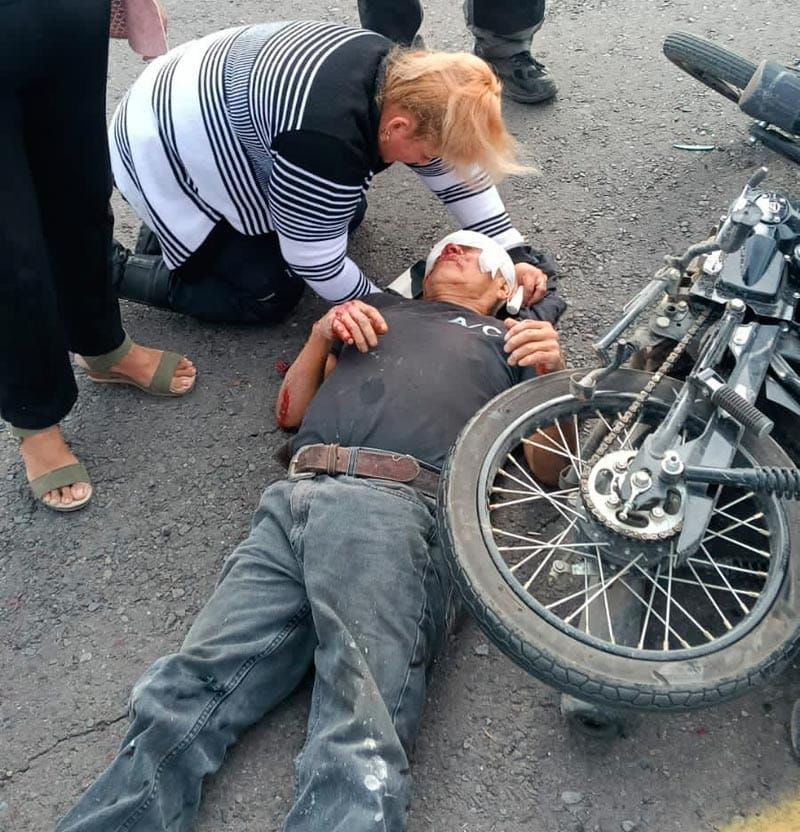 ¡CAMIONETÓN EMBISTIÓ A MOTOCICLISTA Y LO DEJÓ MALHERIDO!
