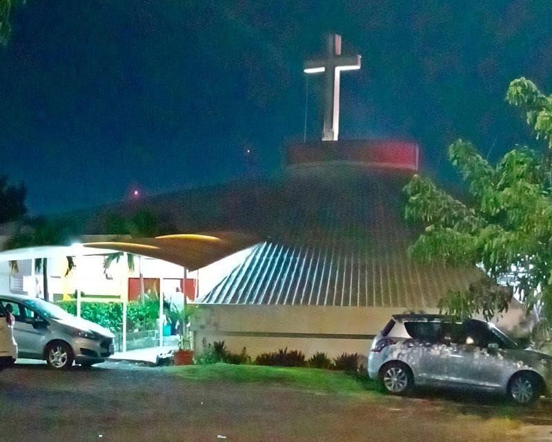 ¡“CRISTALAZO” AFUERA DE LA IGLESIA DE LA VIRGEN DE JUQUILA!