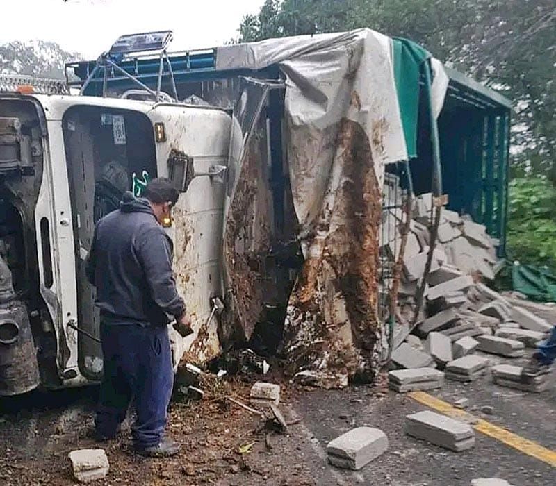 ¡SE VOLTEÓ CAMIÓN MATERIALISTA CARGADO CON CIENTOS DE BLOCKS!