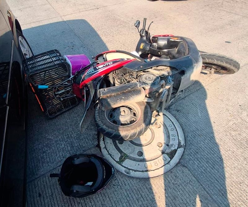 ¡MUJER MOTOCICLISTA HERIDA EN “TORTAZO”!