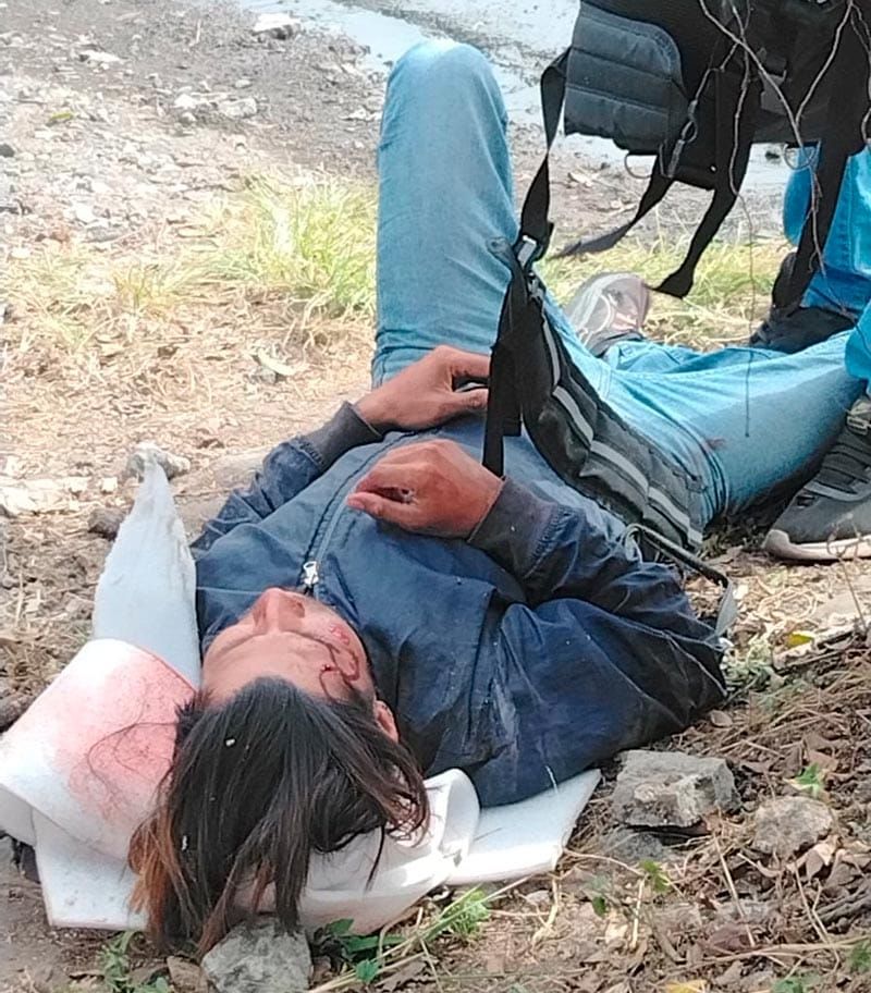 ¡CAMIÓN DE PERSONAL IMPACTÓ A MOTOCICLISTA Y CASI LO MATA!