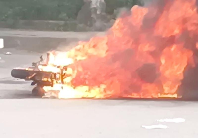¡DERRAPAN Y SE LES PRENDE LA MOTO!