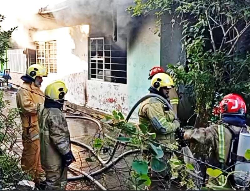 ¡FUEGO ARRASÓ CON HUMILDE VIVIENDA!