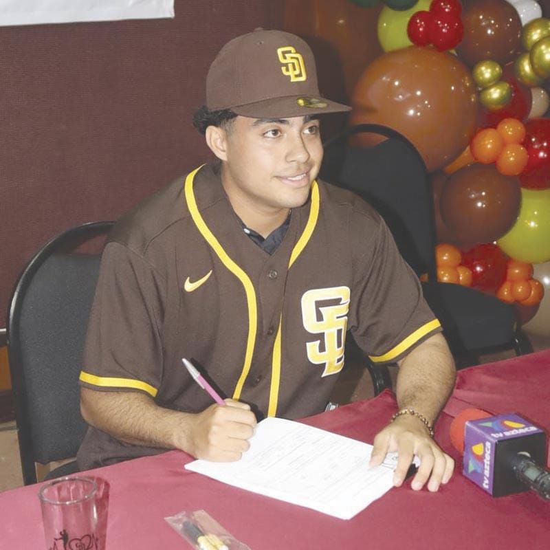 ¡UNA HISTORIA LLAMADA BÉISBOL! | LA FIRMA DE UN SUEÑO LLAMADO DIEGO ROLDÁN - El béisbol tiene memoria, corazón y caminos que se construyen desde la infancia, y hoy esa historia se escribe con el nombre de Diego Asael Roldán, joven...
