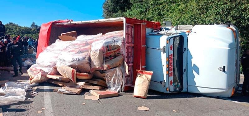¡VOLCADURA DESATÓ LA RAPIÑA EN LAS CUMBRES DE MALTRATA!