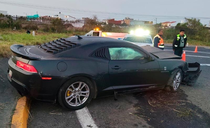 ¡CHOCAN Y ABANDONAN CAMARO EN LA AUTOPISTA VERACRUZ-CARDEL!