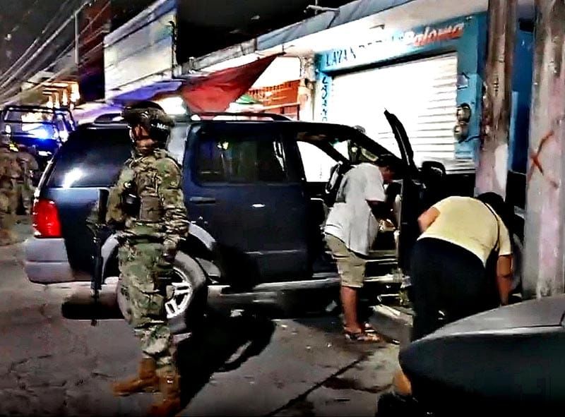 ¡CONDUCTOR SE METIÓ CON TODO Y CAMIONETA A LA LAVANDERÍA!