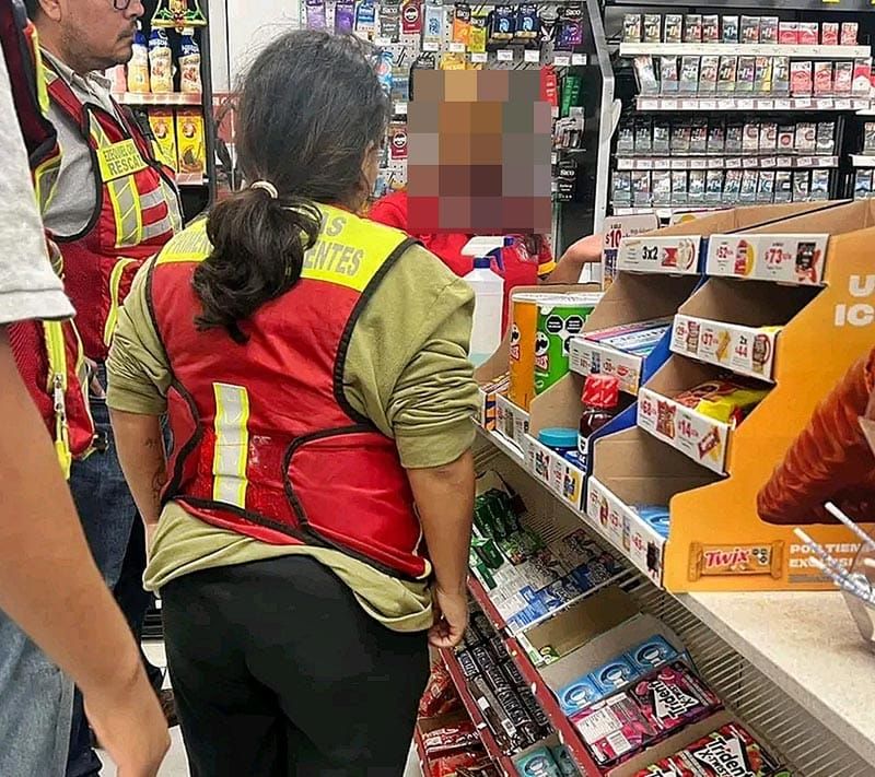 ¡CAJERA SUFRE SHOCK NERVIOSO POR VIOLENTO ASALTO AL OXXO!