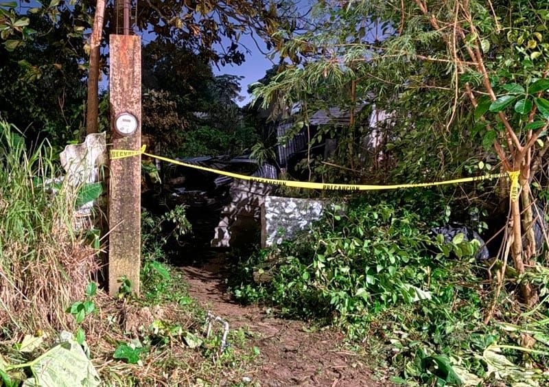 ¡ABUELITA Y SU NIETO MUEREN QUEMADOS! - UNA VELADORA CAYO Y EL FUEGO INCENDIO LA CASA DE MADERA EN COATZACOALCOS