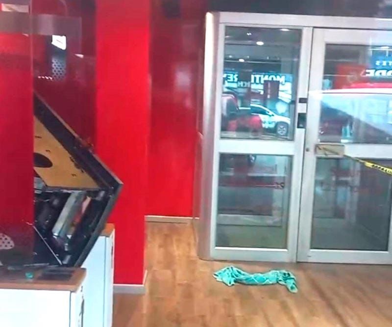 ¡VÁNDALOS ‘REVIENTAN’ CAJERO DE SANTANDER EN LAS CHOAPAS!