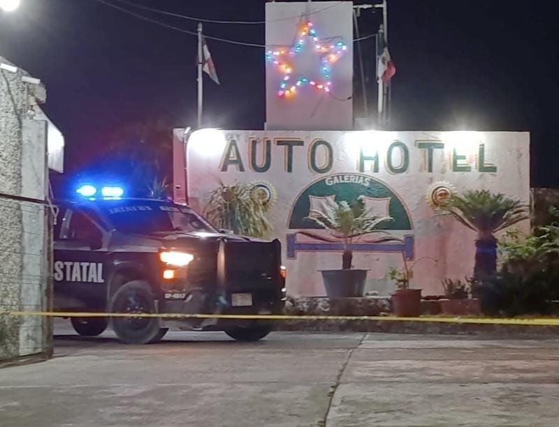¡MUJER ASESINADA A BALAZOS EN AUTO HOTEL DE TUXPAN!